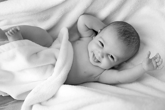 when does pregnancy start to show